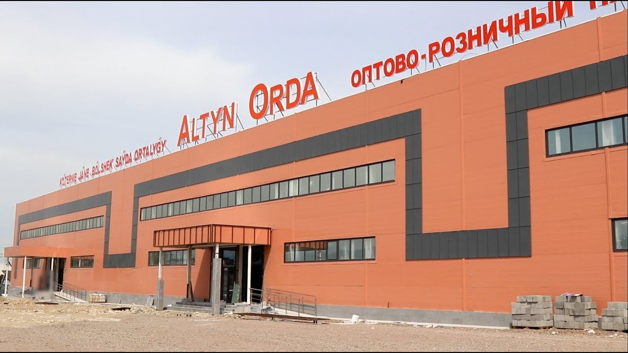 Рынок «Алтын Орда»: оранжевый фасад из сэндвич-панелей с графитовыми полосами и вывеской