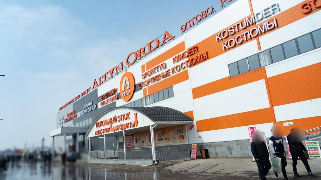 Рынок «Алтын Орда»: вход с навесом, фасад из белых и оранжевых сэндвич-панелей